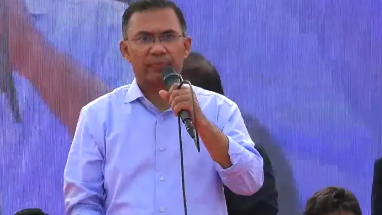 একটি দলের নেতা নারী সমাজকে অপমানিত করেছে